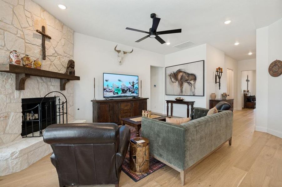 Furnished interior view inside a new home in , Waxahachie (Image 7).