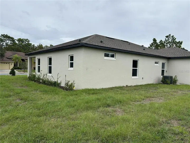 Exterior details and patio area of a home in , Dunnellon (Image 4).