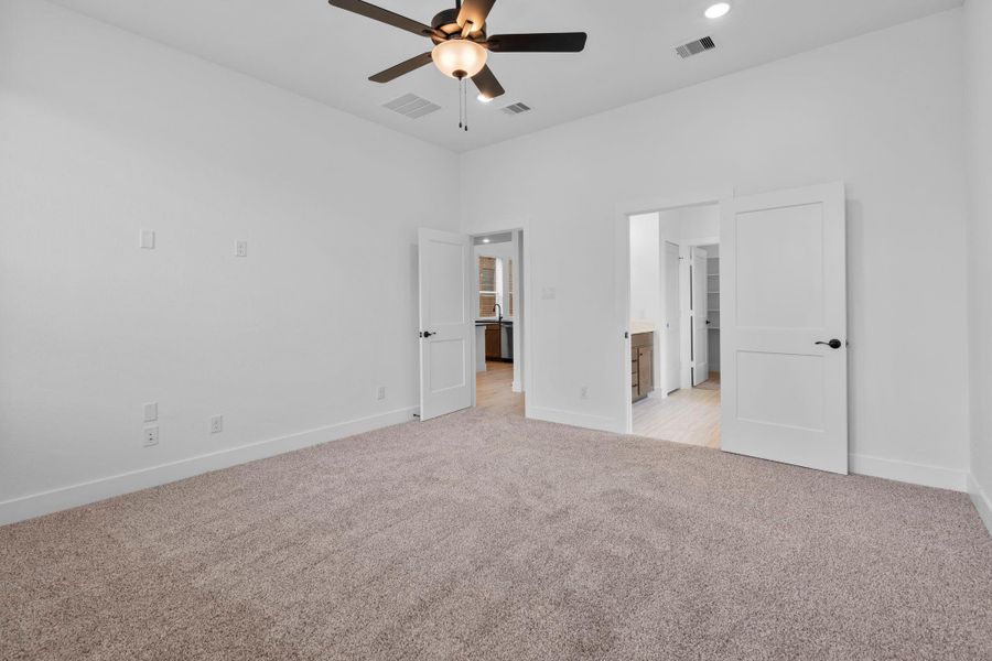 Spacious, unfurnished interior of a new home in Wood Leaf Reserve, Tomball (Image 21).