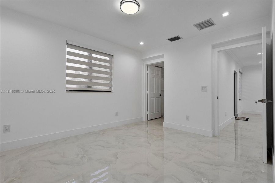 Spacious, unfurnished interior of a new home in , Hialeah (Image 19).