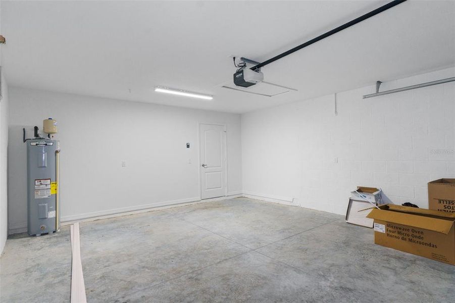 Spacious, unfurnished interior of a new home in , Weeki Wachee (Image 36).