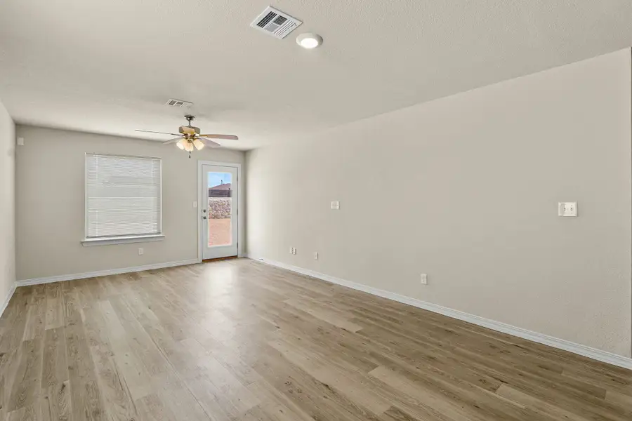 Spacious, unfurnished interior of a new home in Rancho Desierto Bello, Horizon City (Image 27).