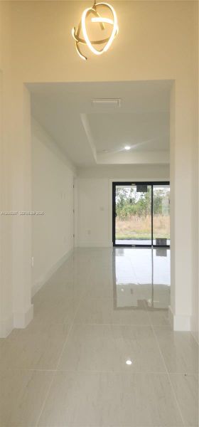 Spacious, unfurnished interior of a new home in , Lehigh Acres (Image 10).
