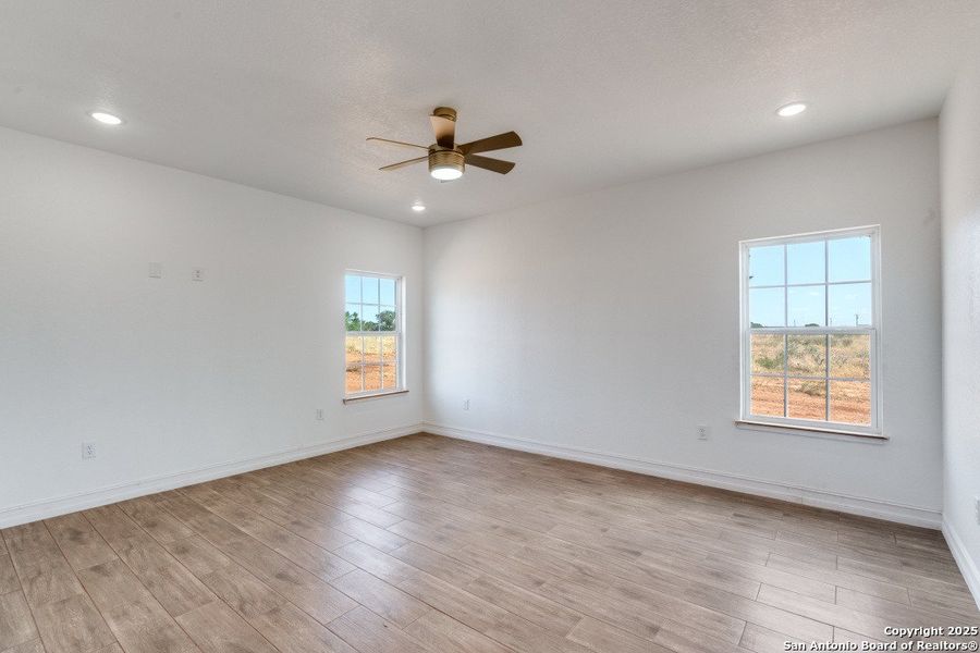 Spacious, unfurnished interior of a new home in , Floresville (Image 27).