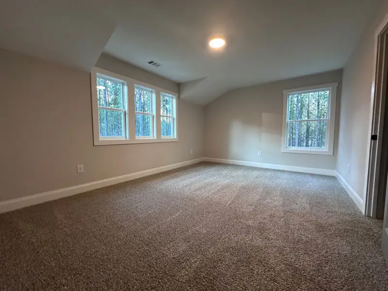 Spacious, unfurnished interior of a new home in Dove Creek, LaGrange (Image 20).