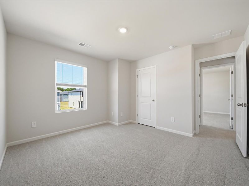 Spacious, unfurnished interior of a new home in Pleasant Brook, Greenville (Image 15).
