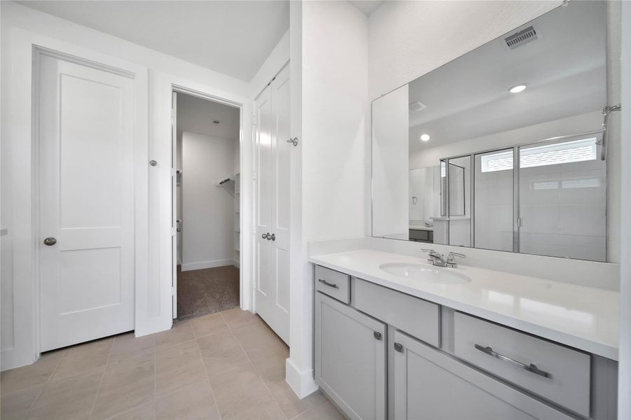 Furnished interior view inside a new home in , Rosharon (Image 10).