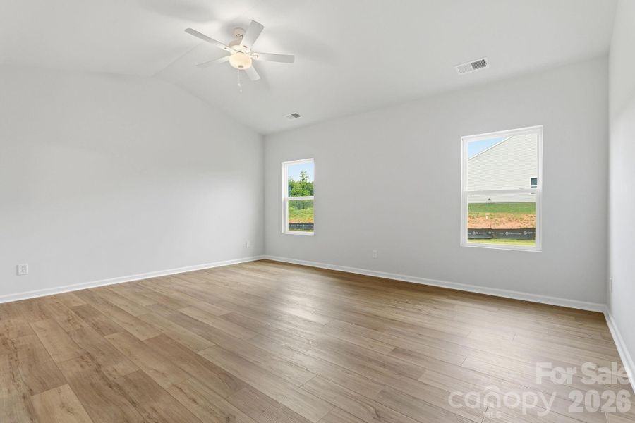 Spacious, unfurnished interior of a new home in Piper Creek, Newton (Image 25).