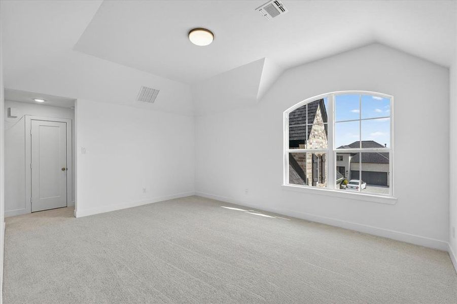 Spacious, unfurnished interior of a new home in Quail Hollow, Rockwall (Image 22).