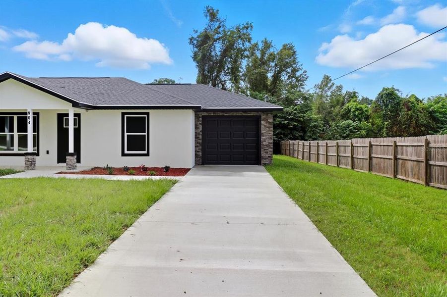 Exterior details and patio area of a home in , Dunnellon (Image 27).