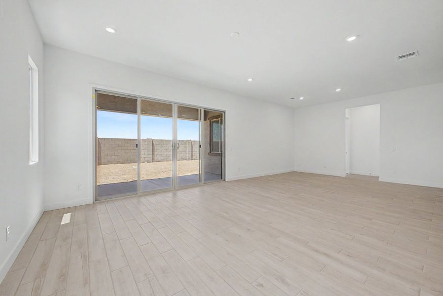 Spacious, unfurnished interior of a new home in Frontera, Surprise (Image 10).