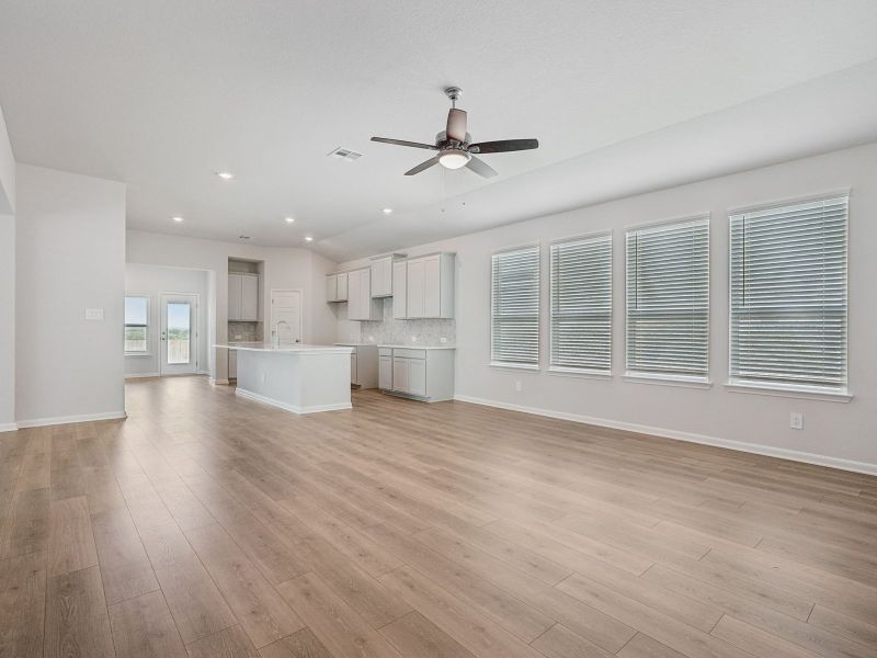 Spacious, unfurnished interior of a new home in Thomas Pond, San Antonio (Image 17).