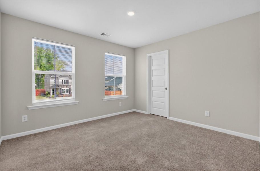 Spacious, unfurnished interior of a new home in Lindera Preserve at Cane Bay Plantation, Summerville (Image 29).