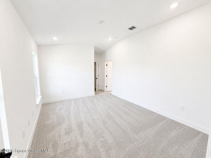 Spacious, unfurnished interior of a new home in St. John's Preserve, Palm Bay (Image 14).