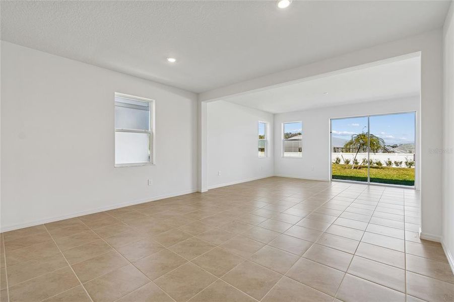 Spacious, unfurnished interior of a new home in Southpointe, Palmetto (Image 12).