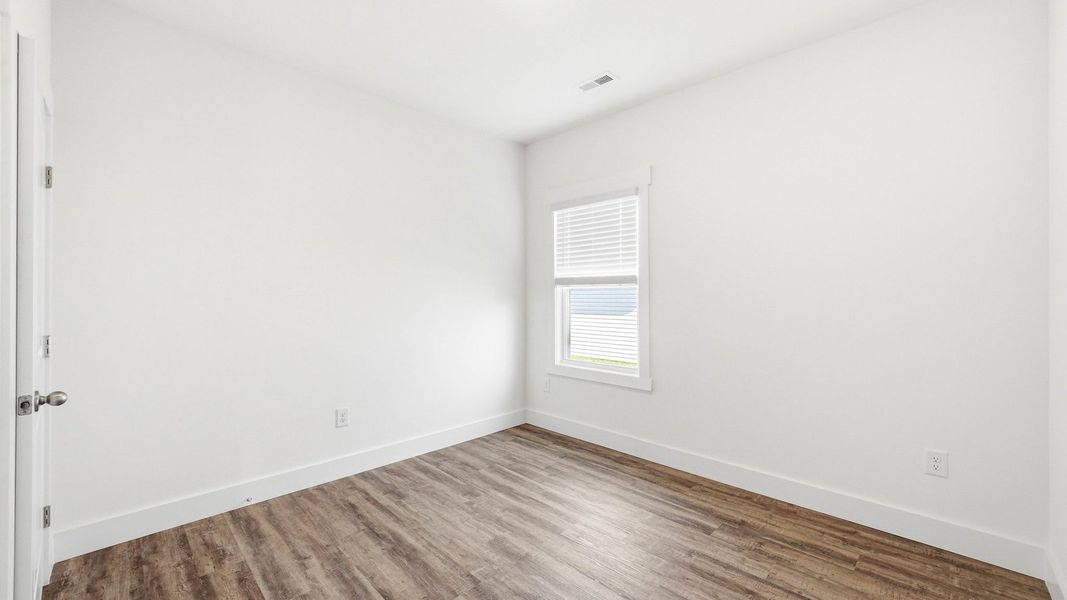 Spacious, unfurnished interior of a new home in Saint Andrews Garth, Kingsport (Image 13).