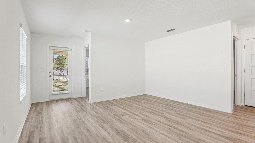 Spacious, unfurnished interior of a new home in Bradbury Creek, Haines City (Image 19).
