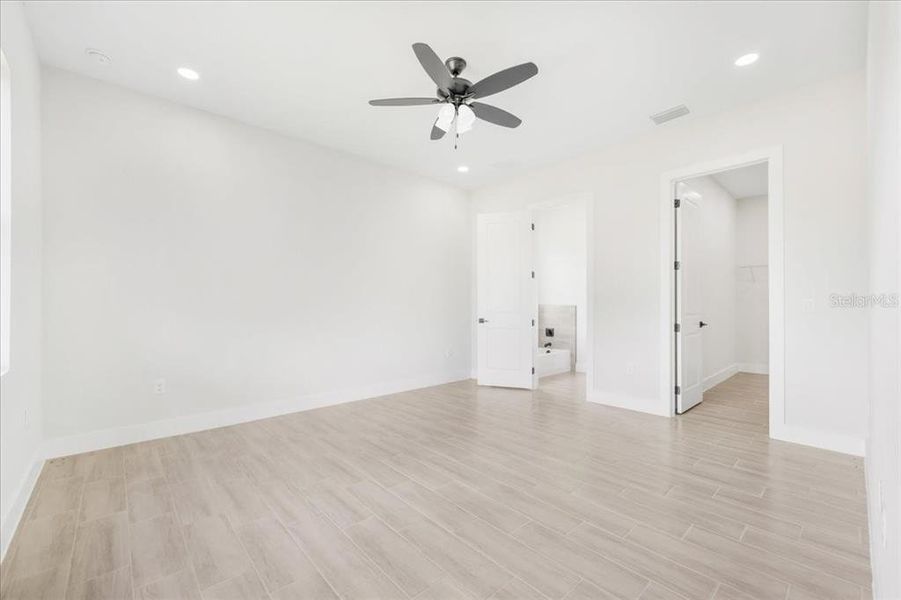 Spacious, unfurnished interior of a new home in , Lehigh Acres (Image 20).