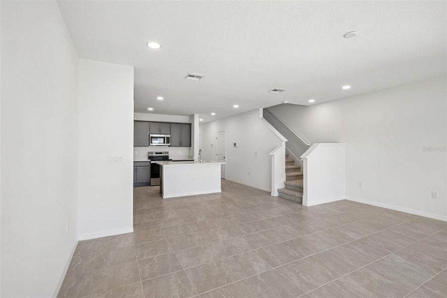 Spacious, unfurnished interior of a new home in Twin Oaks, Zephyrhills (Image 22).