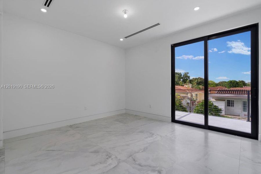 Spacious, unfurnished interior of a new home in , Miami (Image 25).