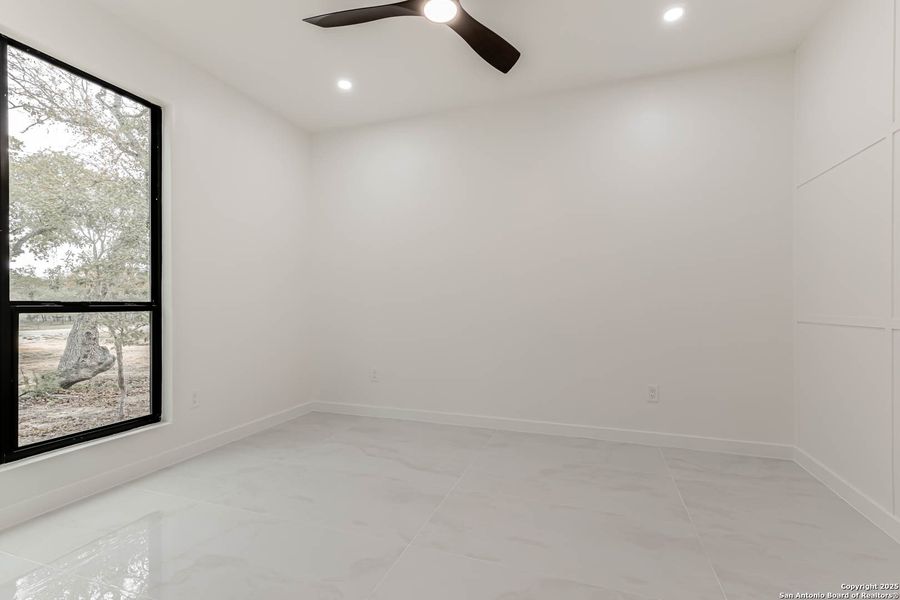 Spacious, unfurnished interior of a new home in , Floresville (Image 43).