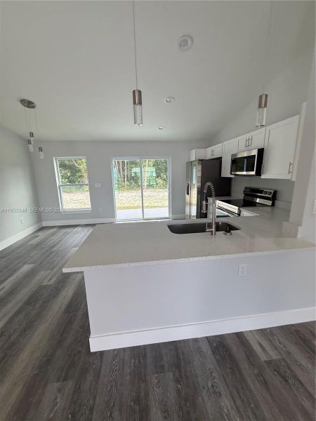 Spacious, unfurnished interior of a new home in , Dunnellon (Image 10).