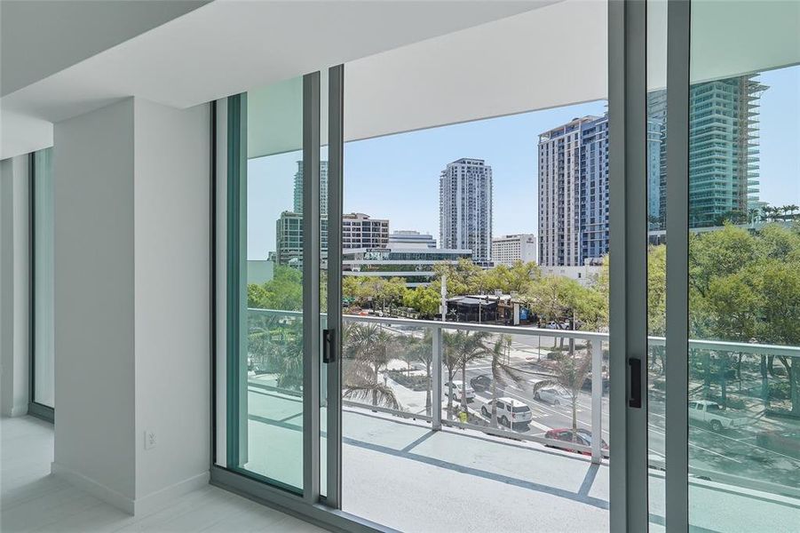 Condo located in St. Petersburg, FL showcasing its design and architecture (Image 5).