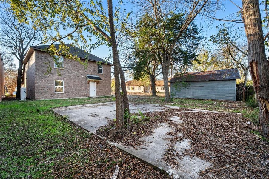 Exterior details and patio area of a home in , Corsicana (Image 3).