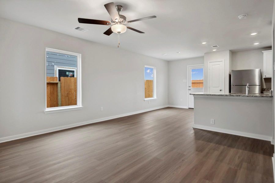 Spacious, unfurnished interior of a new home in Sweetwater Ridge, Conroe (Image 8).