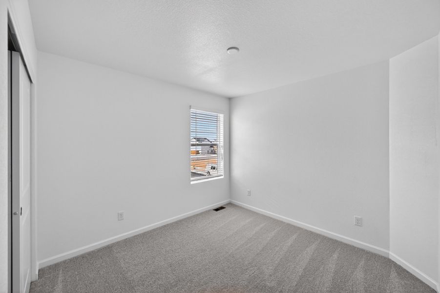 Spacious, unfurnished interior of a new home in Sky Ranch, Aurora (Image 14).