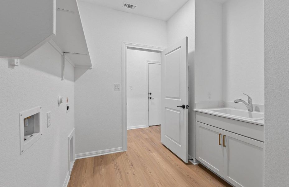 Spacious, unfurnished interior of a new home in West Cypress Hills, Spicewood (Image 19).