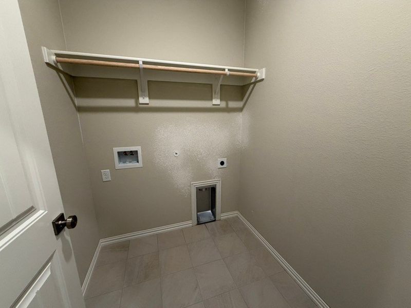 Spacious, unfurnished interior of a new home in Waterford Park, Weatherford (Image 10).