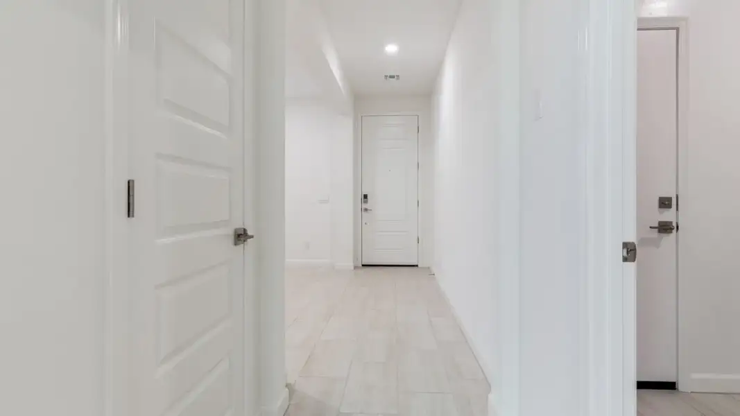 Spacious, unfurnished interior of a new home in Aloravita, Peoria (Image 17).