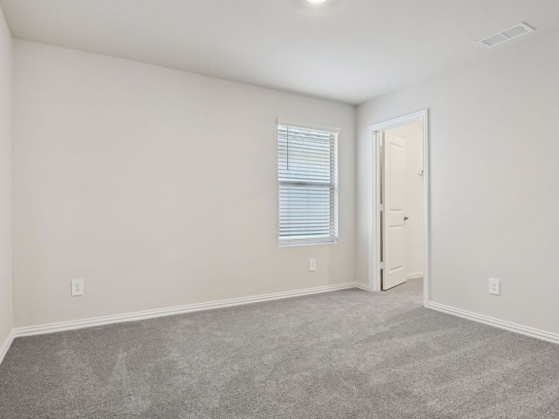 Spacious, unfurnished interior of a new home in Oak Ridge Park, Corinth (Image 14).