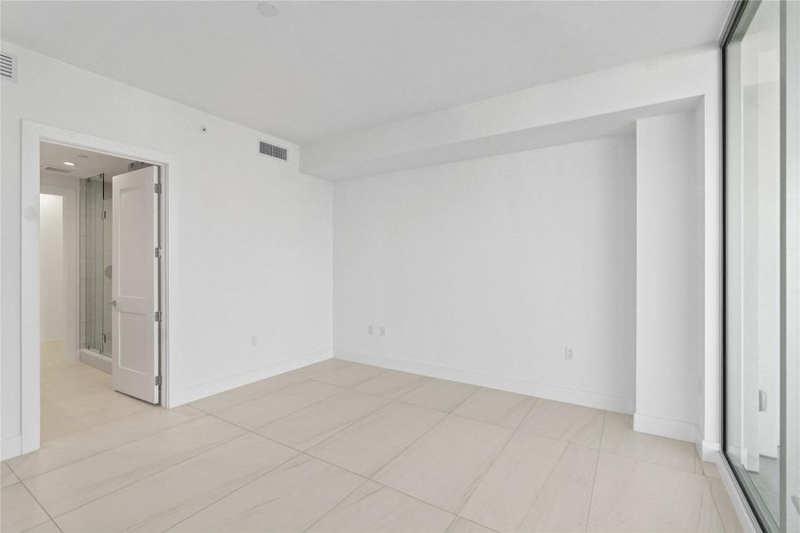 Spacious, unfurnished interior of a new home in , Fort Lauderdale (Image 49).