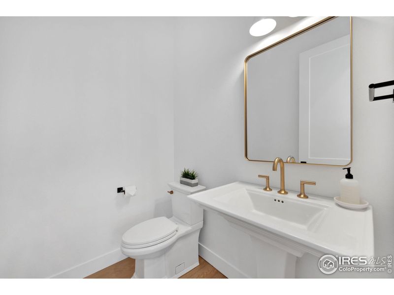 Main floor 1/2 bath/powder room