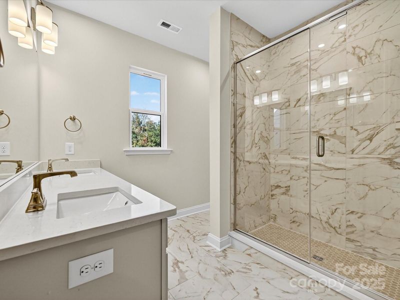 Primary En Suite Bath with Stunning Tiled Shower.