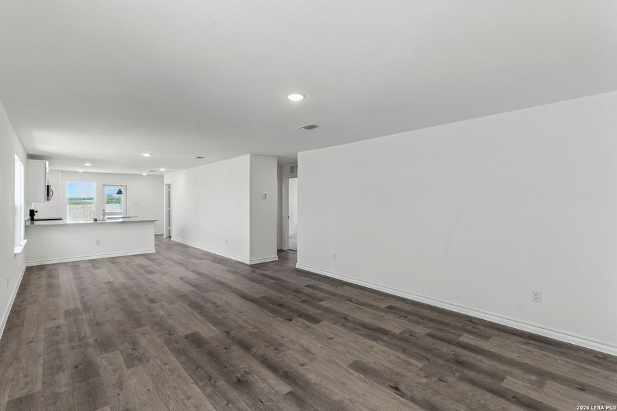 Spacious, unfurnished interior of a new home in Davis Ranch, San Antonio (Image 20).