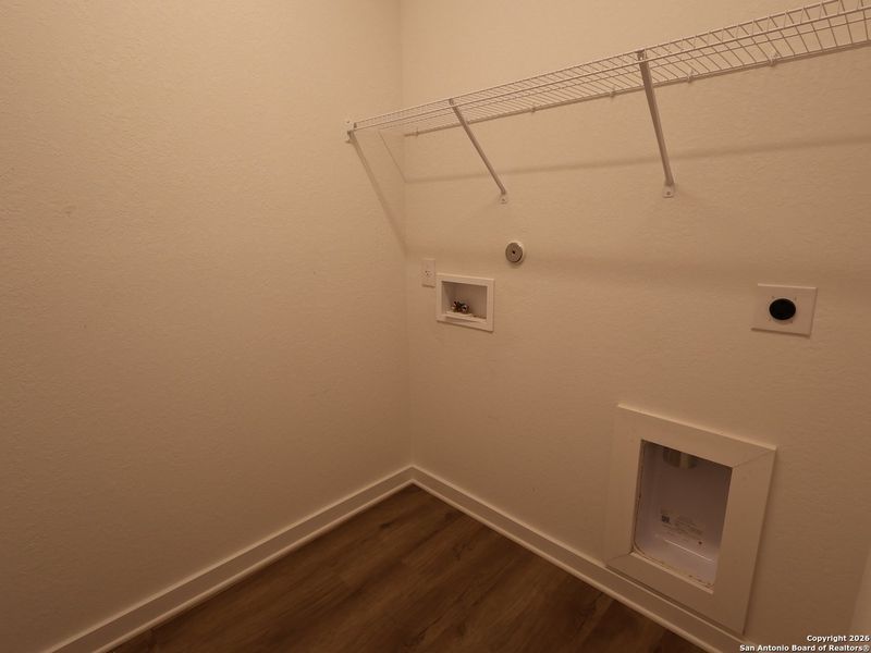 Spacious, unfurnished interior of a new home in Mesquite Ridge, San Antonio (Image 27).