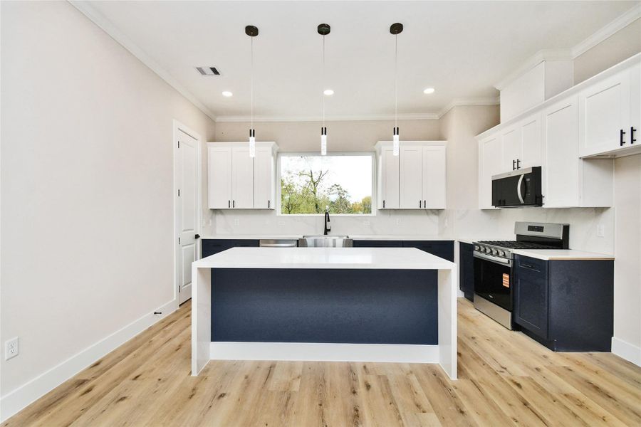 Kitchen with navy blue for base and white for wall cabinets Kitchen with navy blue for base and white for wall cabinets