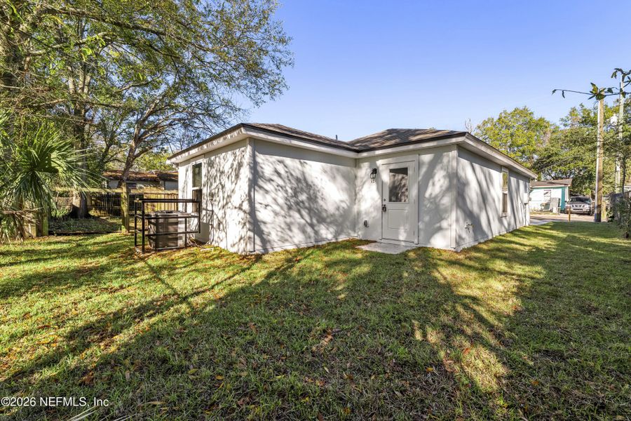 Exterior details and patio area of a home in , Jacksonville (Image 3).