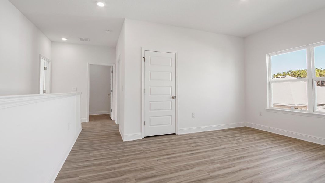 Spacious, unfurnished interior of a new home in Bayside at Ward Creek, Panama City Beach (Image 27).