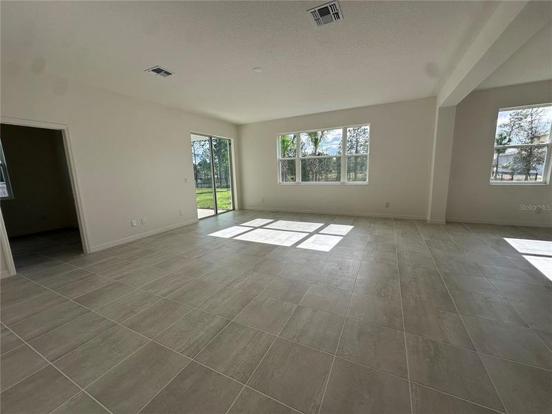 Spacious, unfurnished interior of a new home in , Deland (Image 6).