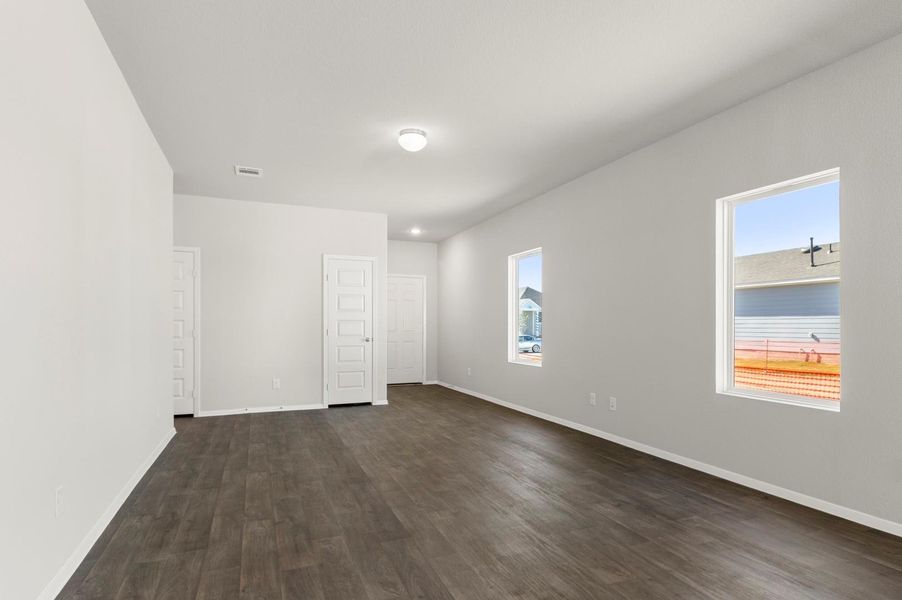 Spacious, unfurnished interior of a new home in Harvest Ridge, Elgin (Image 24).