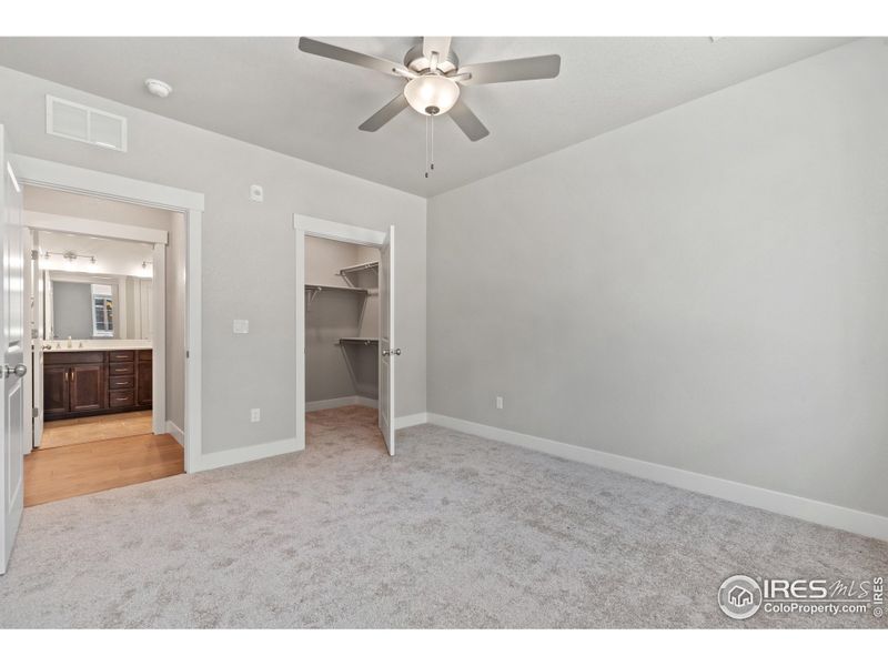 Primary bedroom w/ walk-in closet