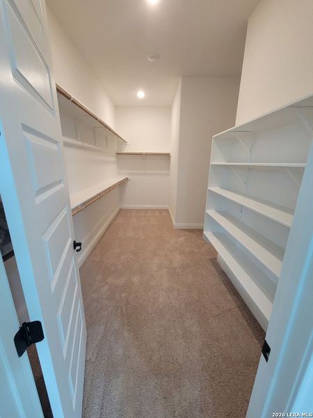 Spacious, unfurnished interior of a new home in Waldsanger, New Braunfels (Image 21).
