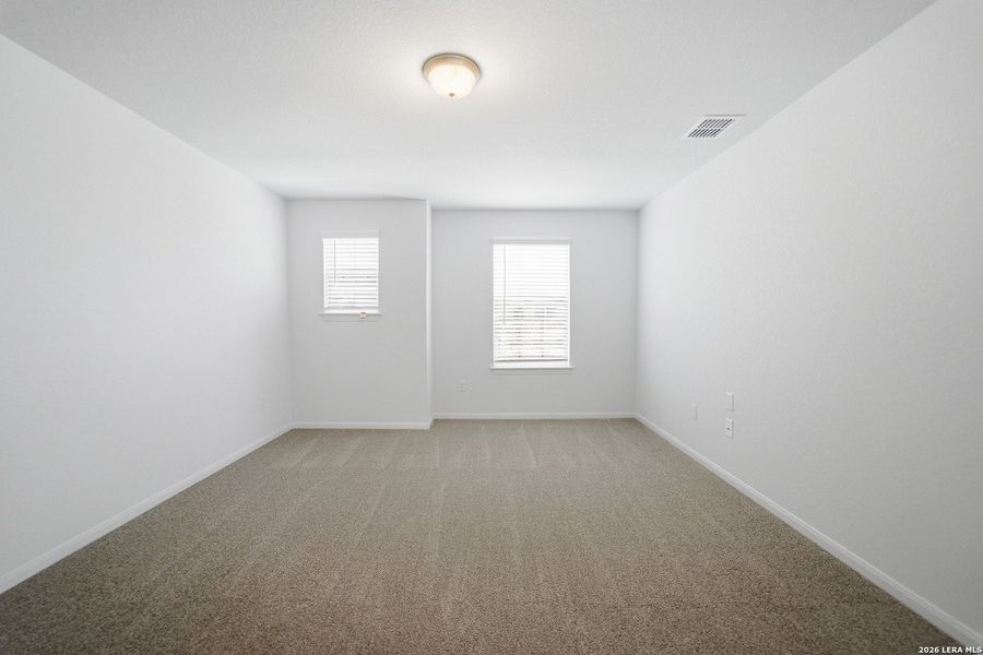 Spacious, unfurnished interior of a new home in Hennersby Hollow, San Antonio (Image 16).