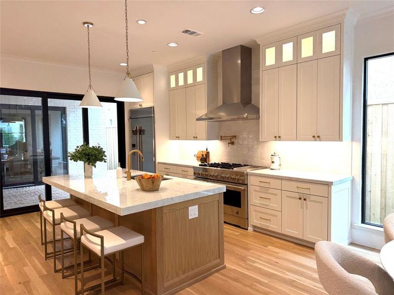 Kitchen with Island Breakfast Bar