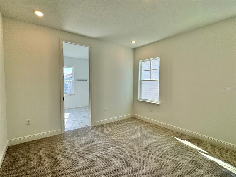 Spacious, unfurnished interior of a new home in , Orlando (Image 36).