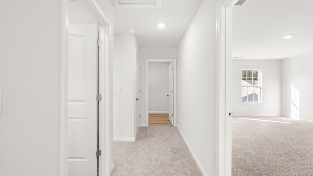 Representative unfurnished interior of a home built from the Penwell by D.R. Horton in Oakleigh Glen, Dallas (Image 20).